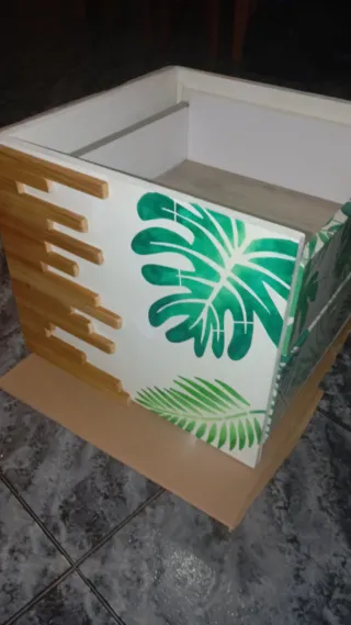 Mostrador cajoneras restaurado hojas verdes