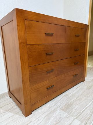 Cómoda de madera marrón