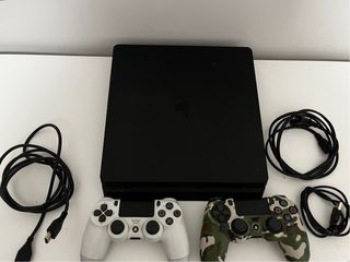 PlayStation 4 Negra + Mandos + cables