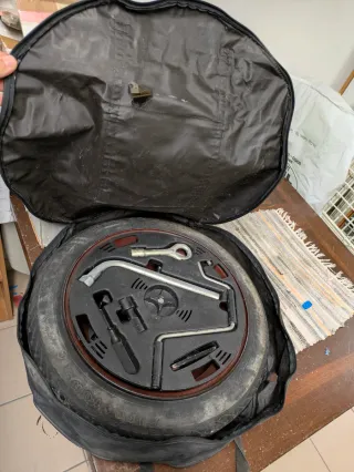 Ruotino di scorta con attrezzi