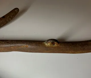 Antico gancio in ferro battuto