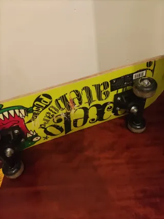 Skate con diseño de monstruo