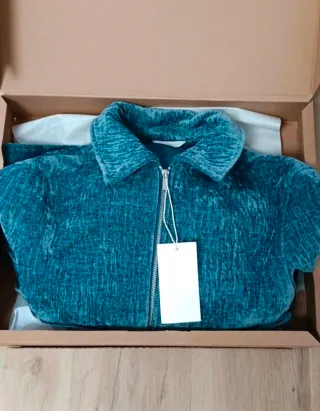 Cazadora flocado relieve en talla S Zara viral