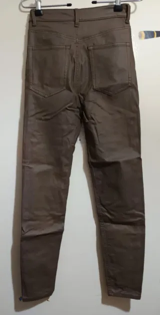 Pantalones polipiel Pull&Bear marrones Talla S