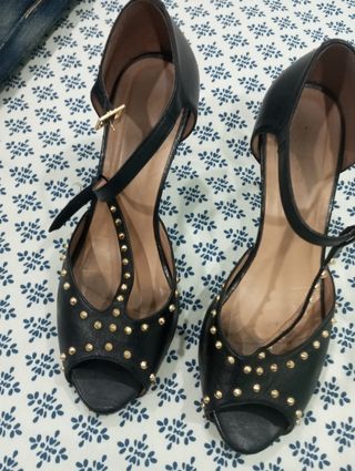 Sandalias negras con tachuelas doradas