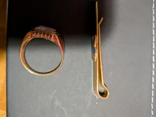 Anillo y pasador de corbata dorado
