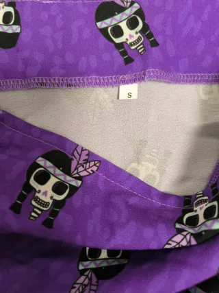 Falda morada T-S con estampado de calaveras