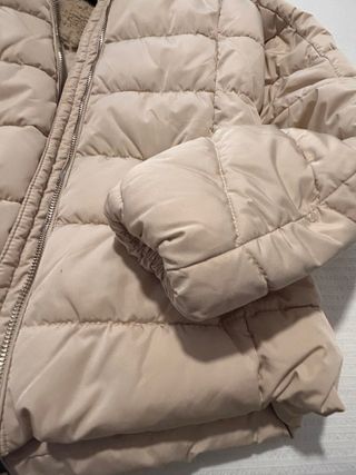 Abrigo beige con capucha y pelo