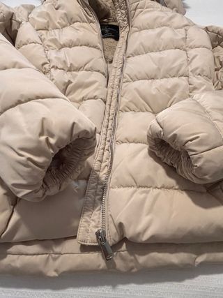 Abrigo beige con capucha y pelo