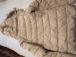 Abrigo beige con capucha y pelo