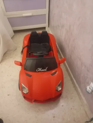 Coche de juguete eléctrico rojo