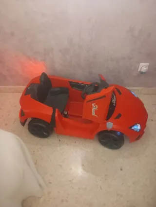 Coche de juguete eléctrico rojo