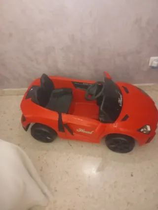 Coche de juguete eléctrico rojo