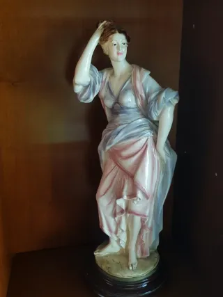 Estatua de porcelana mujer clásica