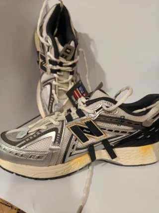 Zapatillas New Balance Plata y Blanco