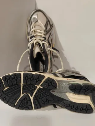 Zapatillas New Balance Plata y Blanco