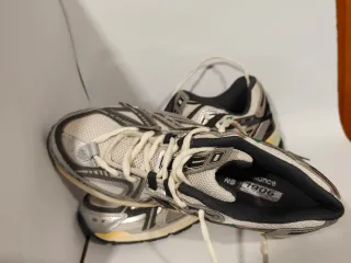 Zapatillas New Balance Plata y Blanco