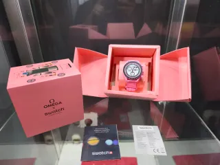 Reloj Omega x Swatch Moonswatch Rosa