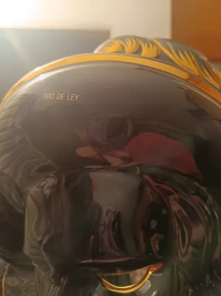 Máscara de cerámica negra y dorada. Oro de ley. P