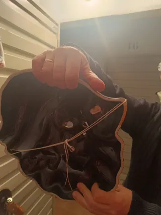 Máscara de cerámica negra y dorada. Oro de ley. P