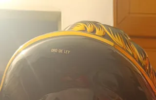 Máscara de cerámica negra y dorada. Oro de ley. P