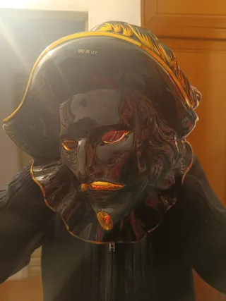 Máscara de cerámica negra y dorada. Oro de ley. P