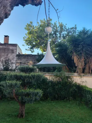 Lámpara ""Trompeta" de metal lacada en blanco