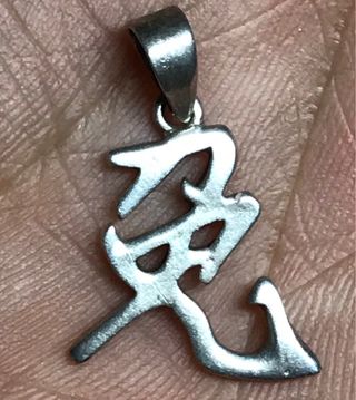 Colgante Letra China Plata Ley + Regalo