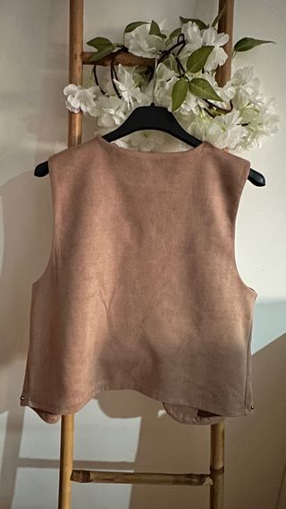 Conjunto saia e colete com tachas Nov- chegada