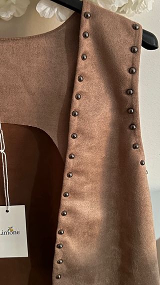 Conjunto saia e colete com tachas Nov- chegada