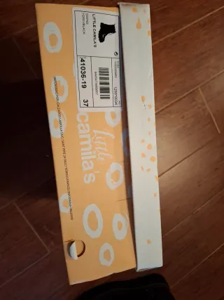 Botas negras con tachuelas