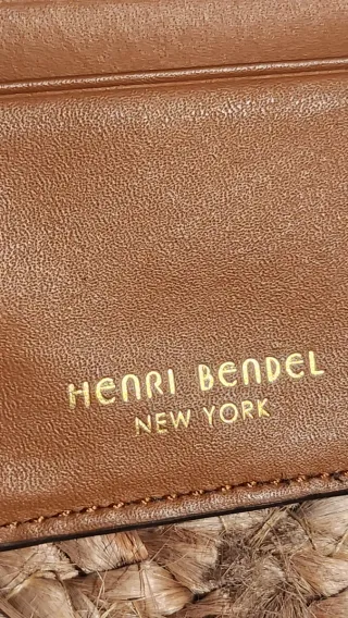 Cartera Henri Bendel Beige con Tachuelas Doradas
