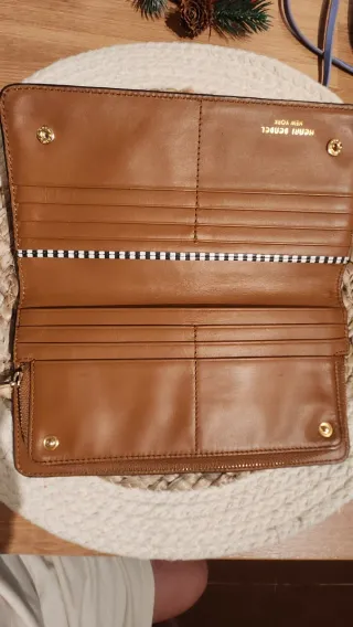 Cartera Henri Bendel Beige con Tachuelas Doradas