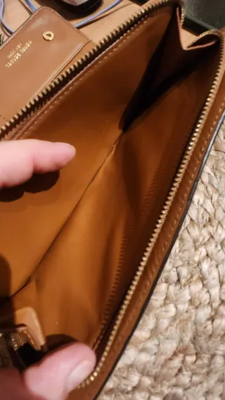 Cartera Henri Bendel Beige con Tachuelas Doradas