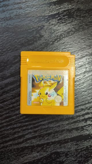 Nintendo Game Boy Color + Pokémon Amarillo