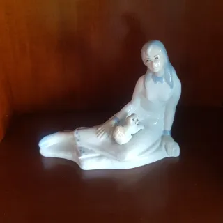 Figura de porcelana mujer con bebé