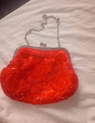 Bolso de fiesta rojo con cadena