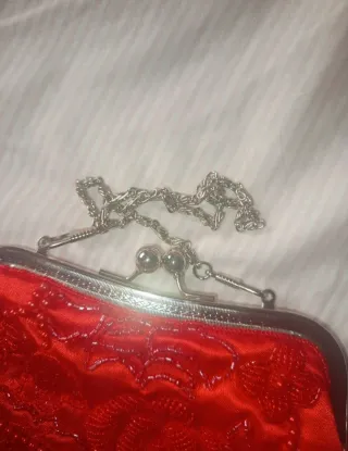 Bolso de fiesta rojo con cadena