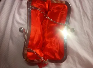 Bolso de fiesta rojo con cadena