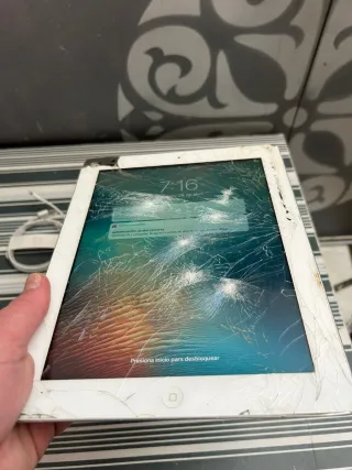 Tablet Apple iPad 2 con schermo rotto