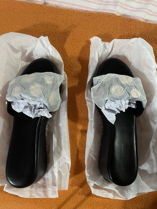 Sandalias cuña negras con detalle dorado T41