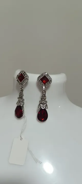 Pendientes largos rojos y plateados