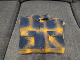 Camisa a cuadros azul y amarilla