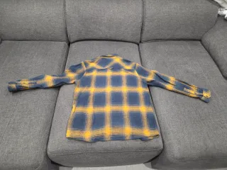 Camisa a cuadros azul y amarilla