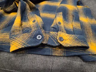 Camisa a cuadros azul y amarilla