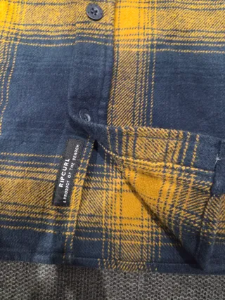 Camisa a cuadros azul y amarilla