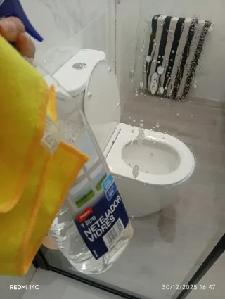 Busco trabajo por horas o fijas .