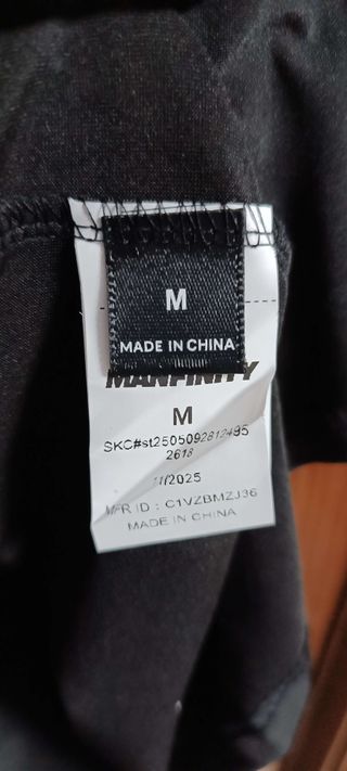 Camiseta negra Spider diseño plateado