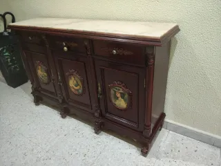 Mueble de madera con tapa de mármol