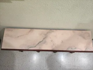 Mueble de madera con tapa de mármol